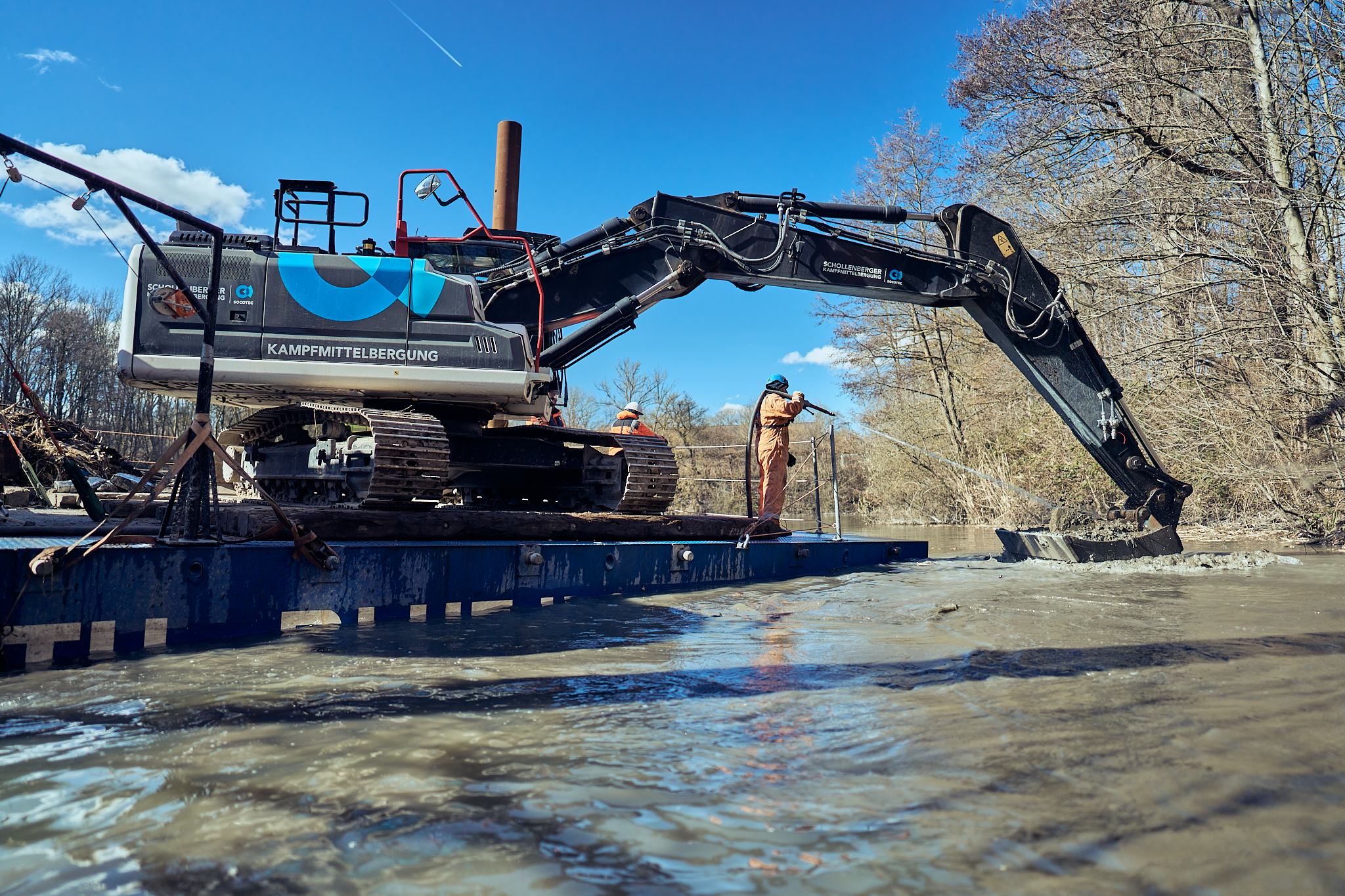 Bagger auf Regenrückhaltebecken